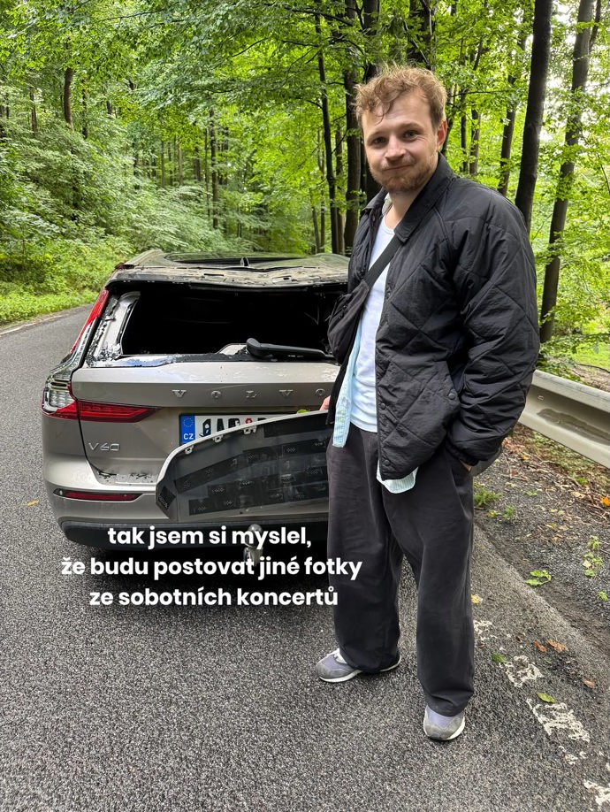 Thom Artway měl autonehodu. Takhle dopadlo jeho auto.