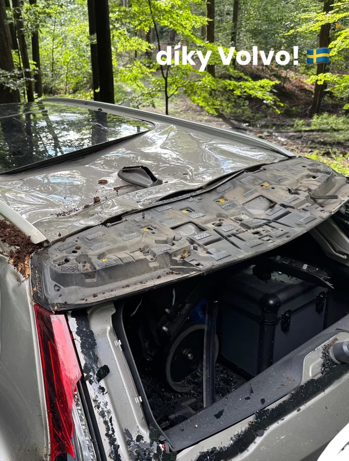 Auto je naštěstí ochránilo.
