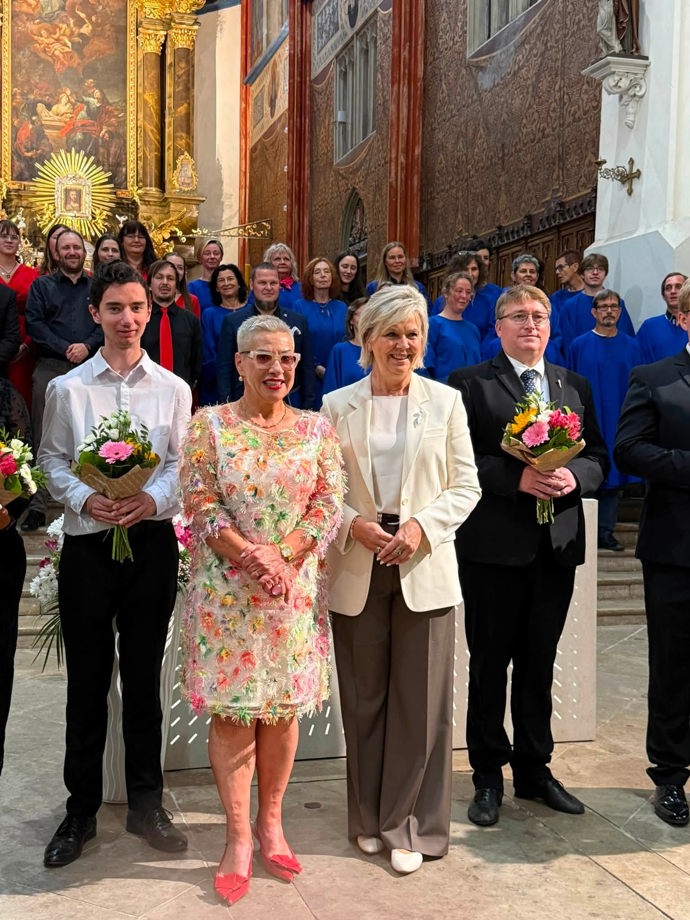 První dáma Eva Pavlová a operní pěvkyně Dagmar Pecková se zúčastnily zahájení hudebního festivalu Zlatá Pecka v Chrudimi. 