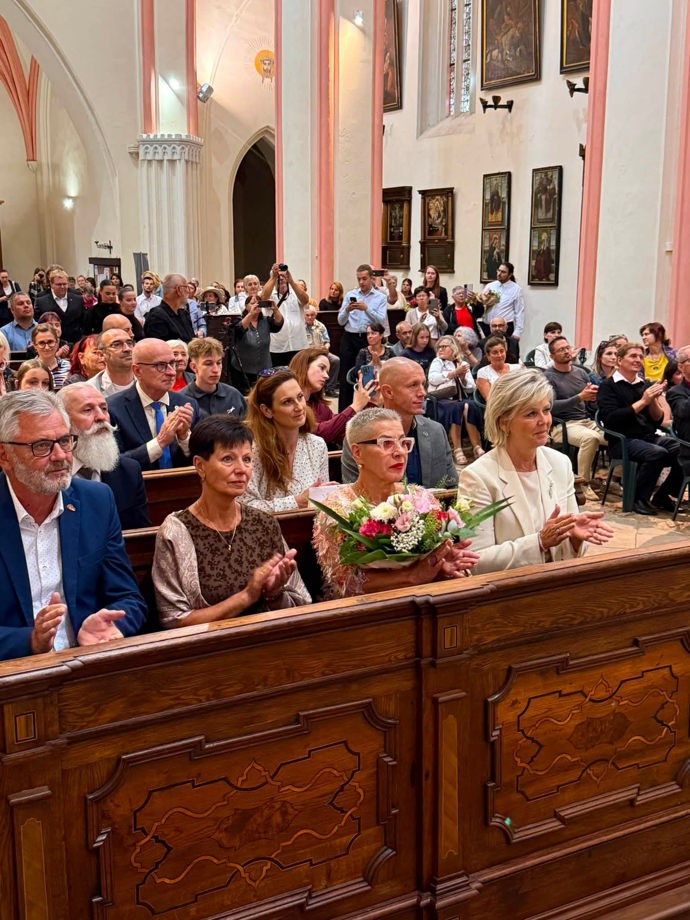 Dagmar Pecková po boku Evy Pavlové na slavnostním zahájení hudebního festivalu Zlatá Pecka v Chrudimi.