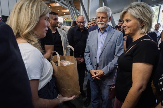 Prezident Petr Pavel zavítal s manželkou na veletrh země živitelka.