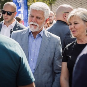 Prezident Petr Pavel čelí vlně kritiky kvůli tomu, že dal přednost dovolené před účastí v nadcházejících komunálních volbách.
