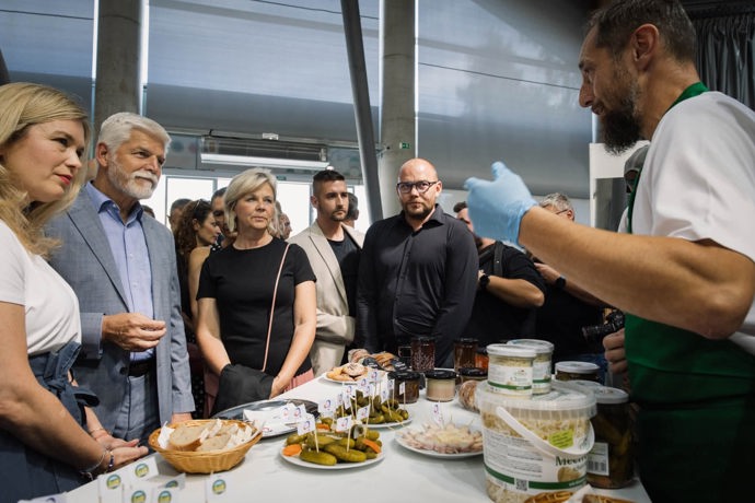 Prezident Petr Pavel ochutnal spolu s manželkou místní dobroty.