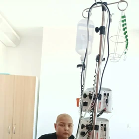 Léčba zahrnuje náročné chemoterapie i pobyty na hematoonkologii.