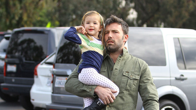 Americký filmový herec, režisér a scénárista Ben Affleck má tři děti: Violet (16), Seraphinu Rose Elizabeth (13) a Samuela Garnera (10). Na fotce je s dcerou Seraphinou v roce 2012.
