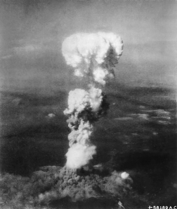 Atomový hřib nad Hirošimou po dopadu Little Boy Atomový hřib nad Hirošimou po dopadu Little Boy