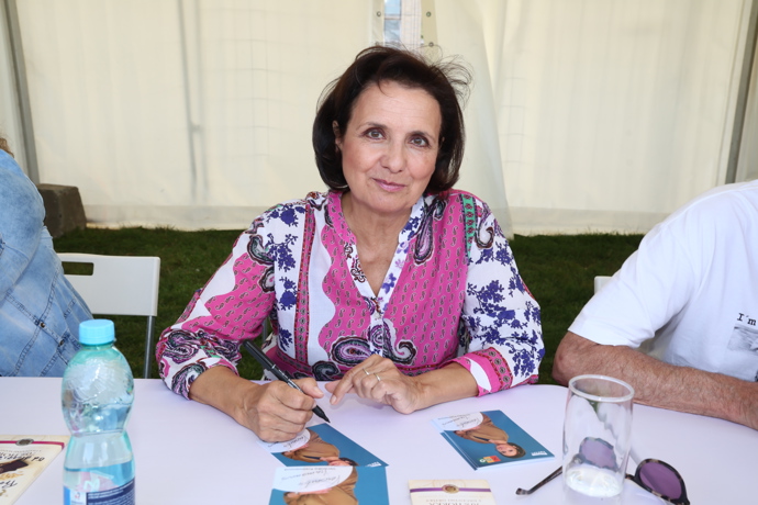 Na autogramiádu Veronika oblékla růžovo-bílé vzorované šaty. 
