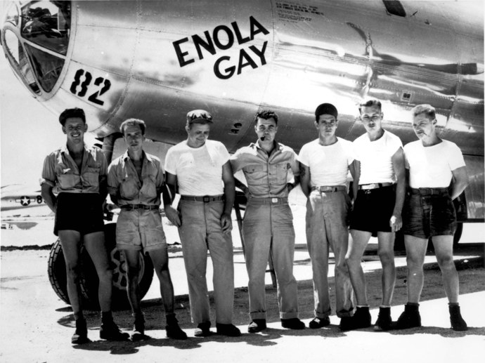 Posádka Enola Gay, která shodila atomovou bombu Little Boy na Hirošimu. Posádka Enola Gay, která shodila atomovou bombu Little Boy na Hirošimu.