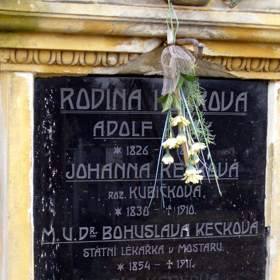 Hrob Bohuslavy Keckové v Kostomlatech nad Labem