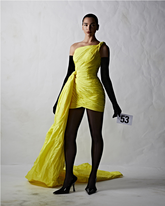 Dua Lipa v modelu Balenciaga v rámci přehlídky haute couture kolekce podzim/zima 2022