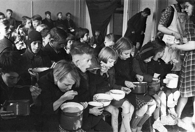 Nizozemské děti jedí polévku během hladomoru v letech 1944 až 1945. Nizozemské děti jedí polévku během hladomoru v letech 1944 až 1945.