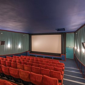 Biograf patřil mezi oblíbená místa, kam se lidé vydávali za filmovou zábavou, a označení pro kino bylo tehdy zcela běžné. Návštěva filmového představení měla své kouzlo a biograf se postupně stal pevnou součástí městského života.