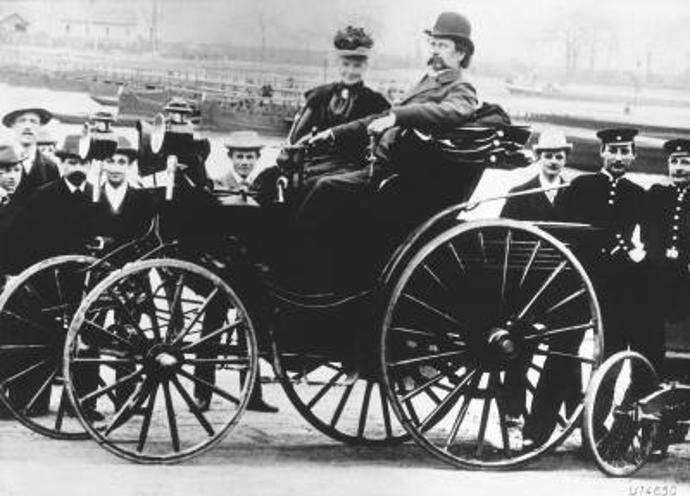 Bertha Benzová s manželem ve voze Benz Viktoria, model 1894 Bertha Benzová s manželem ve voze Benz Viktoria, model 1894