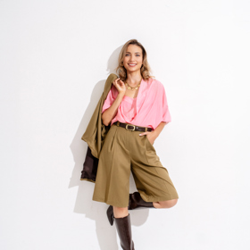Karina si ušila trendy bermudy s bluzonem z kašmírové vlny a top s kabátkem v růžové barvě.