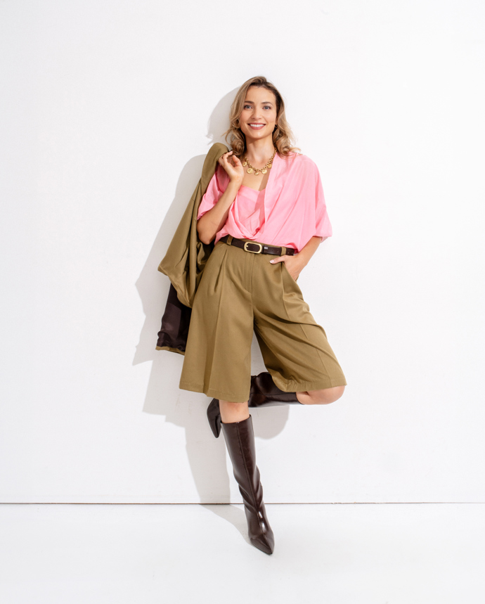 Karina si ušila trendy bermudy s bluzonem z kašmírové vlny a top s kabátkem v růžové barvě.