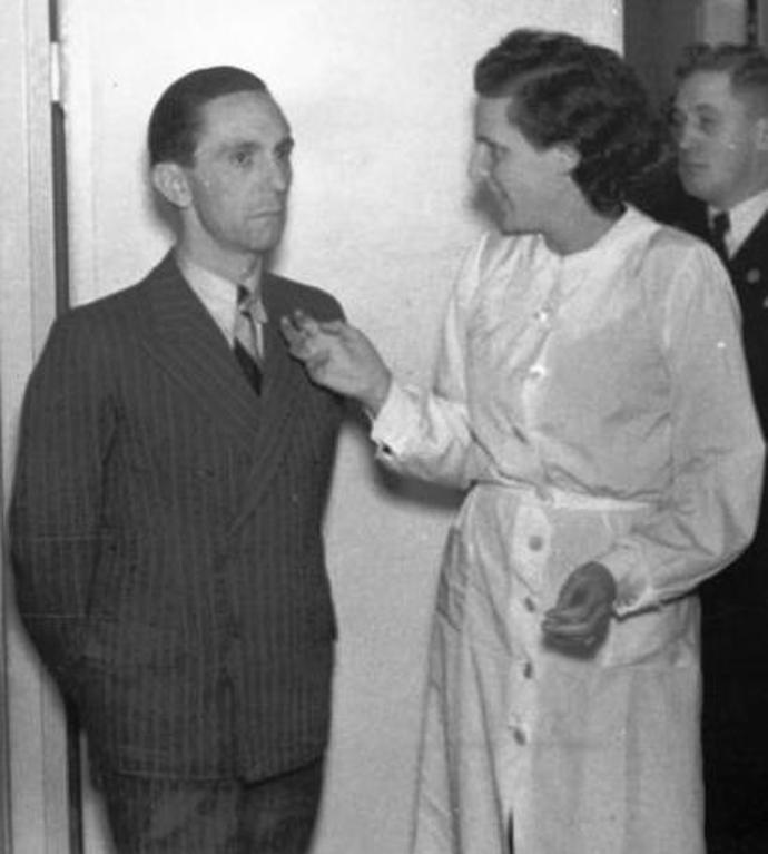Leni v družném hovoru s Josephem Goebbelsem