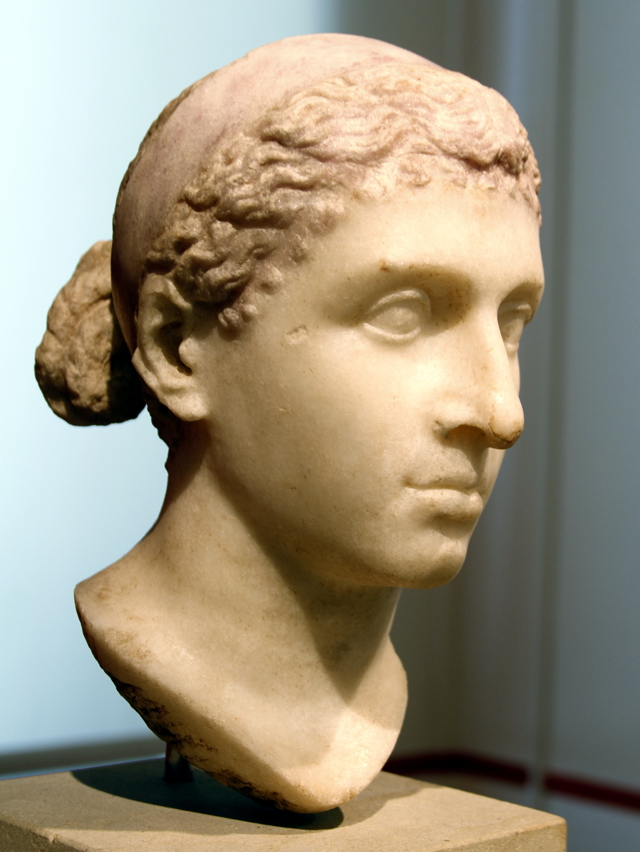 Mramorová busta Kleopatry VII., vystavená v berlínském Altes Museum. Mramorová busta Kleopatry VII., vystavená v berlínském Altes Museum.