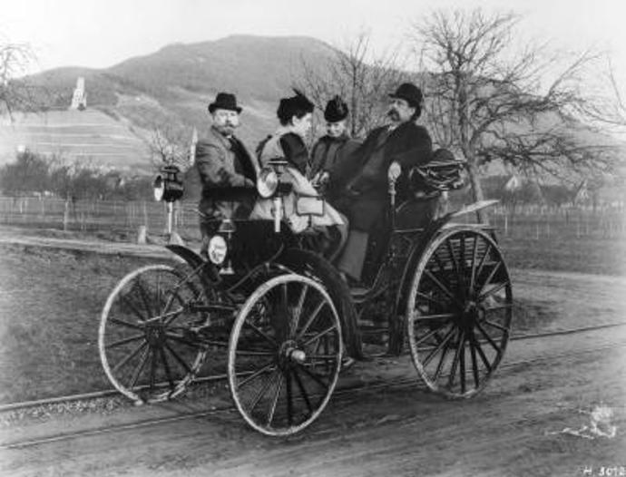 Karl a Bertha Benzovi, jejich dcera Clara a Fritz Held ve voze Benz Viktoria na výletě poblíž Schriesheimu (1894) Karl a Bertha Benzovi, jejich dcera Clara a Fritz Held ve voze Benz Viktoria na výletě poblíž Schriesheimu (1894)