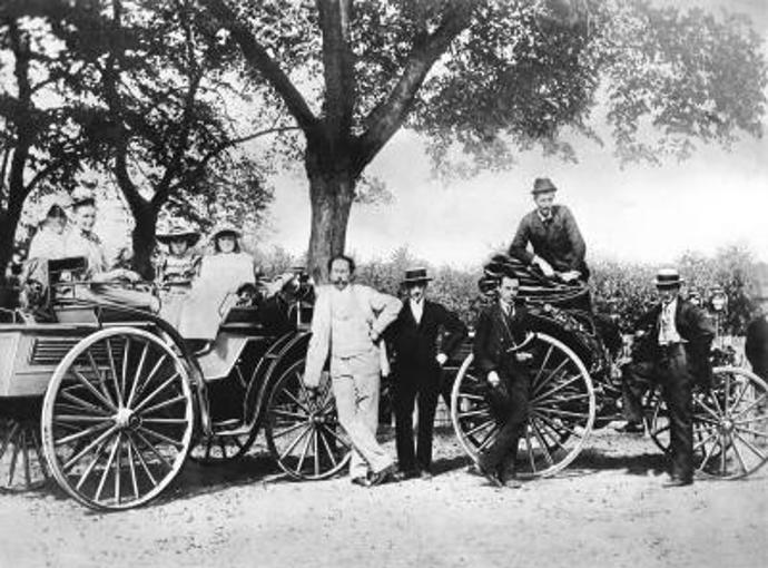 Karl Benz, jeho rodina a Theodor von Liebieg (1894), na cestě z Mannheimu do Gernsheimu s vozy Benz Victoria a Vis-à-Vis Benz Patent-Motorwagen Karl Benz, jeho rodina a Theodor von Liebieg (1894), na cestě z Mannheimu do Gernsheimu s vozy Benz Victoria a Vis-à-Vis Benz Patent-Motorwagen