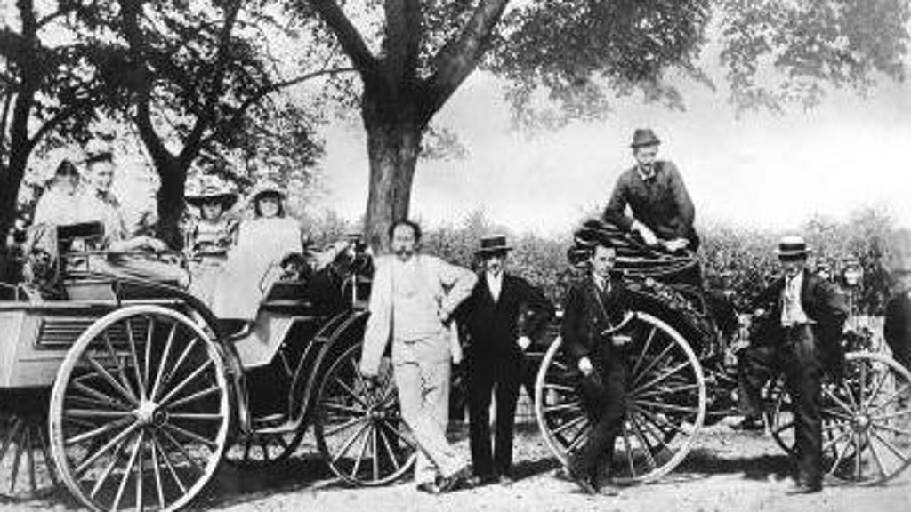 Karl Benz, jeho rodina a Theodor von Liebieg (1894), na cestě z Mannheimu do Gernsheimu s vozy Benz Victoria a Vis-à-Vis Benz Patent-Motorwagen