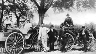 Karl Benz, jeho rodina a Theodor von Liebieg (1894), na cestě z Mannheimu do Gernsheimu s vozy Benz Victoria a Vis-à-Vis Benz Patent-Motorwagen
