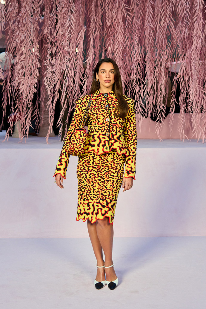 Dua Lipa na přehlídce Chanel haute couture letos v lednu