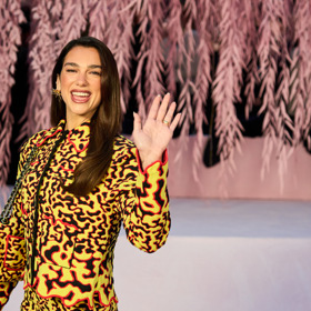 Na přehlídku haute couture kolekce Chanel pro jaro/léto 2026 Dua Lipa oblékla vzorovaný kostýmek se sladěnou kabelkou