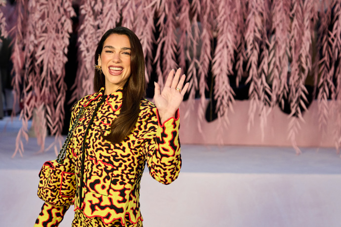 Na přehlídku haute couture kolekce Chanel pro jaro/léto 2026 Dua Lipa oblékla vzorovaný kostýmek se sladěnou kabelkou