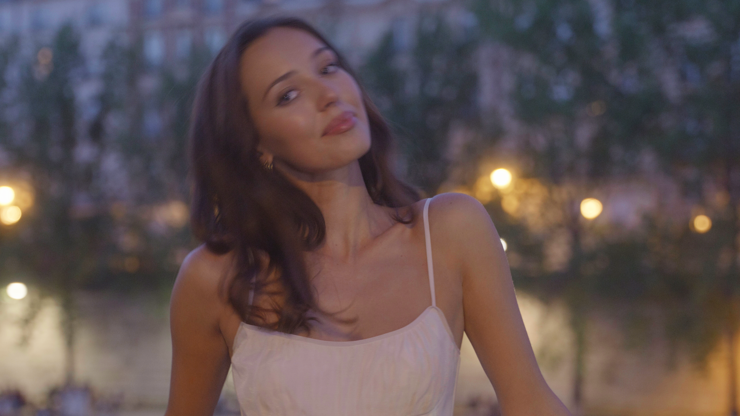 Charlotte Gott vypadá ve vizuálu k písni Paris úchvatně. Charlotte Gott vypadá ve vizuálu k písni Paris úchvatně.