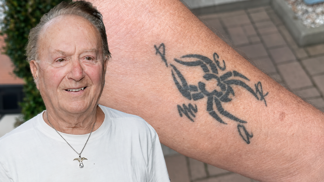Rocker Petr Janda nám ukázal své šperky i tetování: Pavouk na předloktí nese iniciály všech jeho pěti dětí