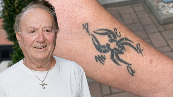 Rocker Petr Janda nám ukázal své šperky i tetování: Pavouk na předloktí nese iniciály všech jeho pěti dětí
