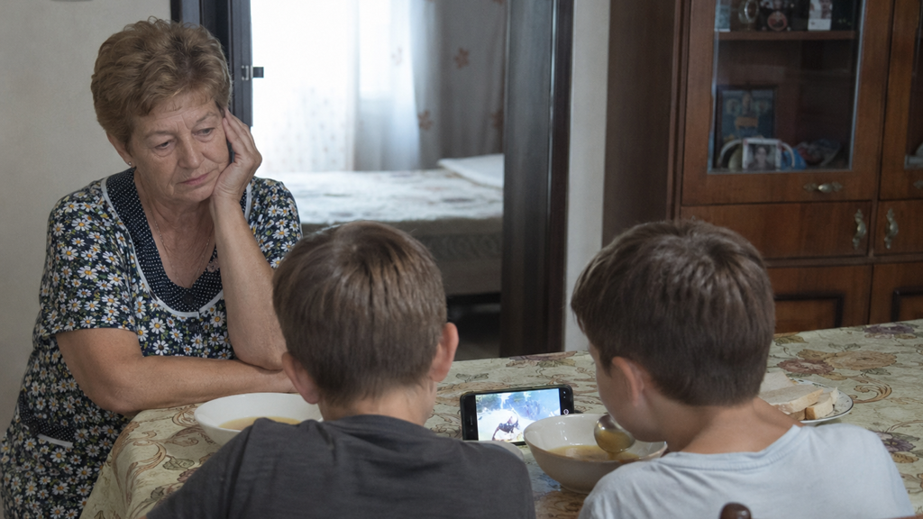 Běla (67): „Dcera dovoluje vnukům používat u jídla tablet. Mně to připadá jako vrchol nevychovanosti“ 