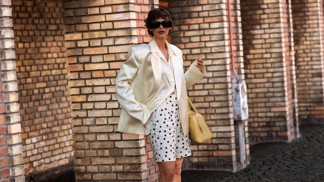Co si obléct v létě do práce? Sedm outfitů, které zvládnou vedra, klimatizaci i firemní dress code
