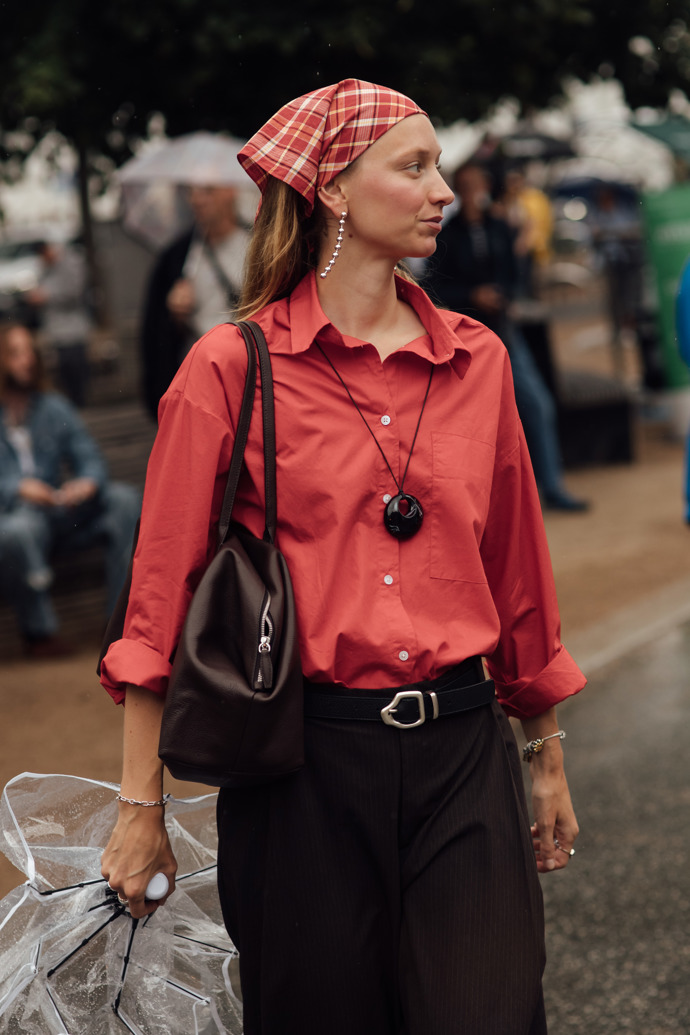 Velkou roli ve streetstylu tentokrát hrála i červená barva – košile, saka, ale i doplňky.