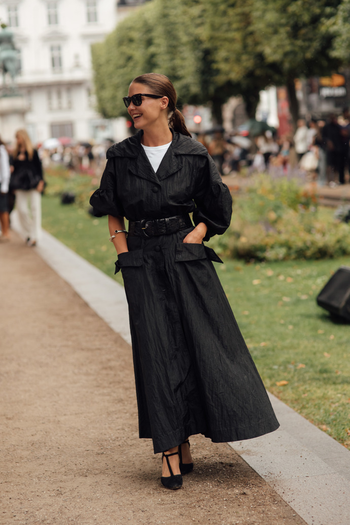 Přestože i v Kodani je léto v plném proudu, bylo možné sbírat inspiraci i na podzimní outfity – třeba na černé trenčkotové šaty.