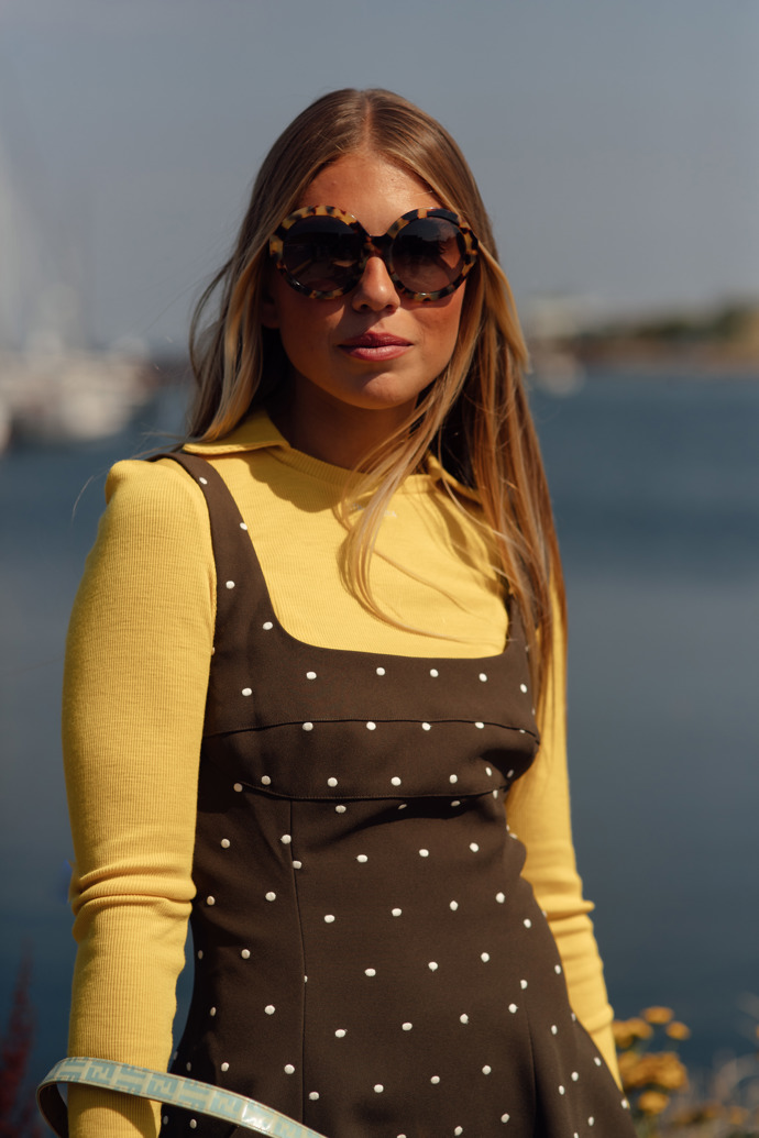 Velké sluneční brýle v kulaté siluetě s tak trochu retro nádechem byly mikro trendem kodaňského fashion weeku podobně jako puntíky.