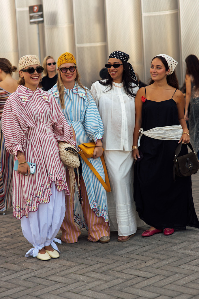I když se nám některé modely mohou zdát divoké, všimněte si, že je lze kombinovat. Tyto extravagantnější stylingy snesou týdny módy, v běžném životě mají dámy jednotlivě k dispozici košilové šaty, pohodlné široké kalhoty i šátky na více způsobů.