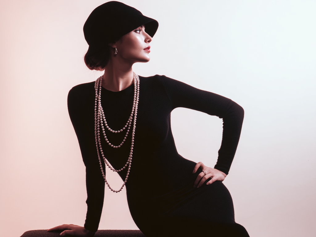 Žena v šatech Coco Chanel Žena v šatech Coco Chanel