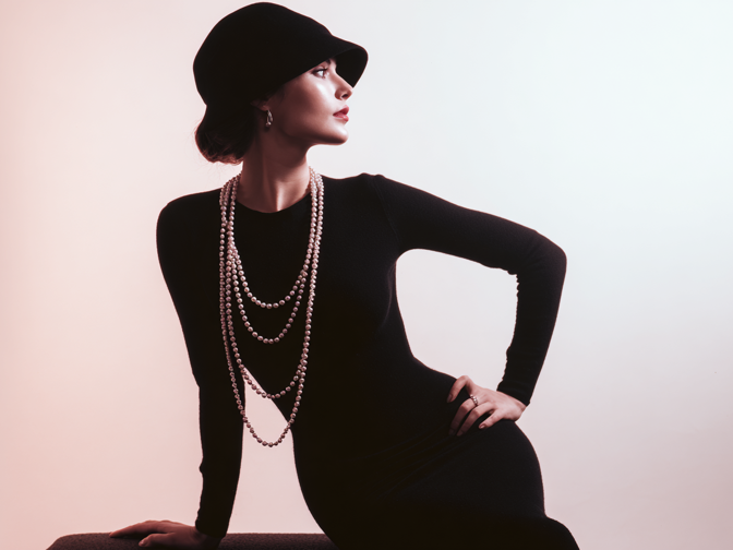 Žena v šatech Coco Chanel Žena v šatech Coco Chanel