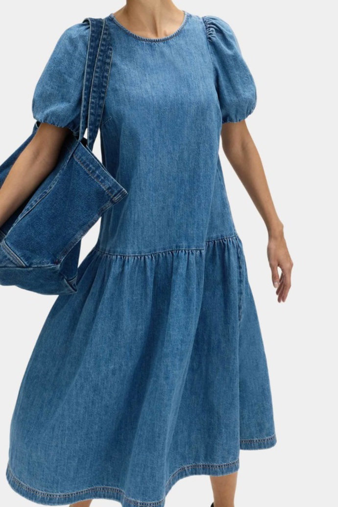 Odlehčený denim kraluje letošnímu létu: 3 outfity, které vám po 50 zalichotí a nestojí majlant Odlehčený denim kraluje letošnímu létu: 3 outfity, které vám po 50 zalichotí a nestojí majlant