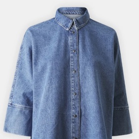 Odlehčený denim kraluje letošnímu létu: 3 outfity, které vám po 50 zalichotí a nestojí majlant