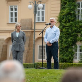 Prezident Petr Pavel si na oplátku rýpnul do Macinky a jeho prohlášení, ve kterém uvedl, že s nástupem Motoristů na resort životního prostředí klimatická krize skončila.