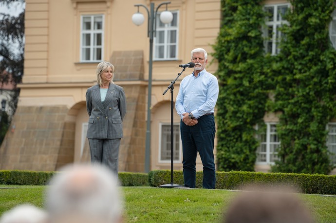 Prezident Petr Pavel si na oplátku rýpnul do Macinky a jeho prohlášení, ve kterém uvedl, že s nástupem Motoristů na resort životního prostředí klimatická krize skončila.