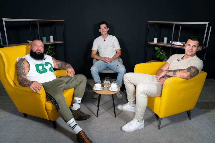 Vasil Ducár a Alex Cverna v pořadu eXtra Host.