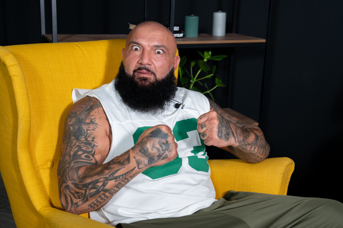 Alex Cverna v pořadu eXtra Host. 