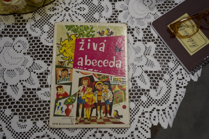 Herečka přinesla do retro studia své retro knihy