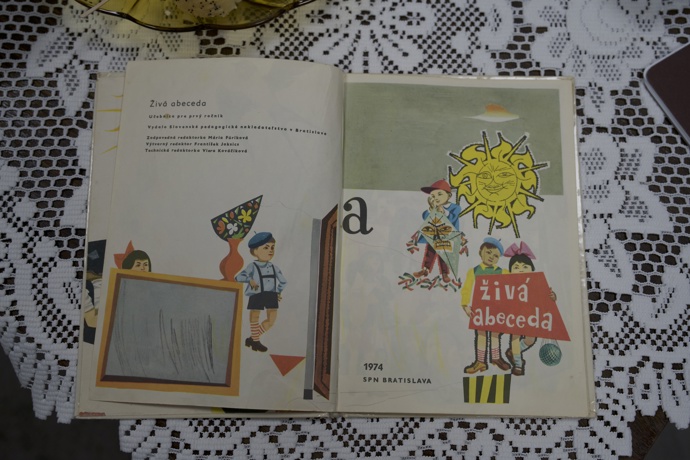 Herečka přinesla do retro studia své retro knihy