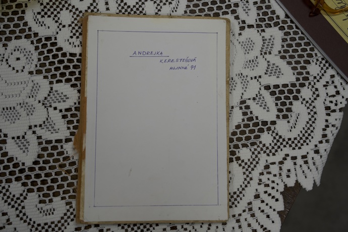 Herečka přinesla do retro studia své retro knihy