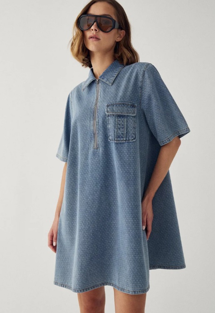 Odlehčený denim kraluje letošnímu létu: 3 outfity, které vám po 50 zalichotí a nestojí majlant Odlehčený denim kraluje letošnímu létu: 3 outfity, které vám po 50 zalichotí a nestojí majlant