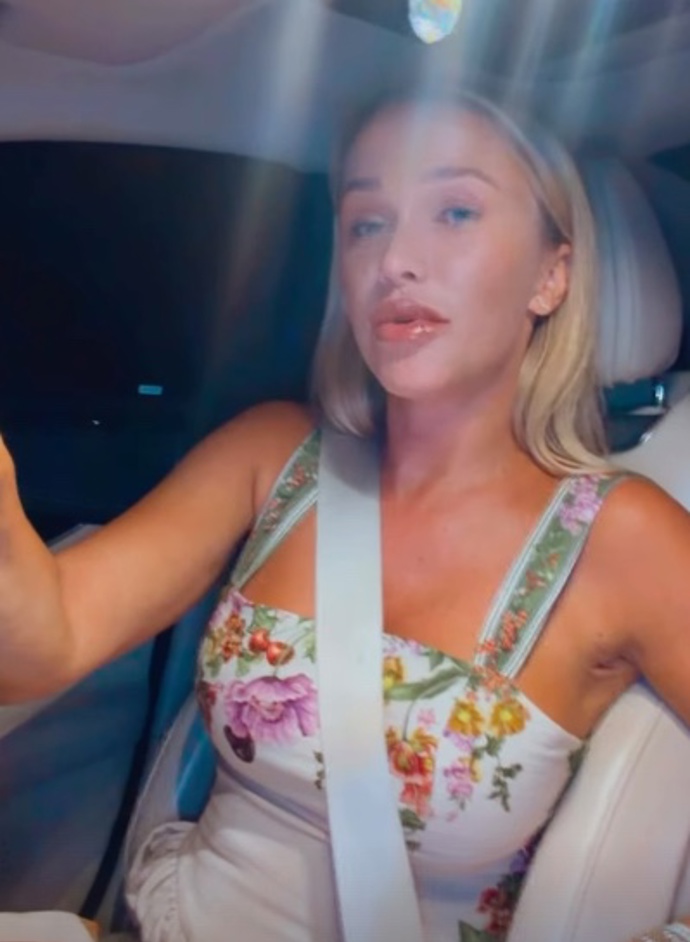 Nela Slováková s fanoušky udržuje aktivní kontakt skrze svůj Instagram. Tentokrát přiznala, proč z premiéry musí odjet dřív. 